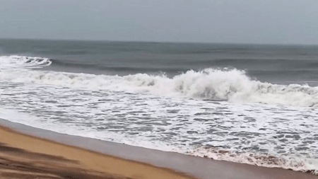 Rough sea ahead of the landfall of Cyclone 'Montha', in Tiruvallur, Tamil Nadu,