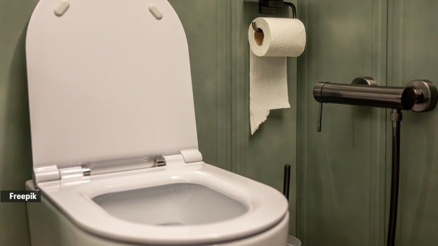 What is washroom anxiety and why do so many employees struggle with it?