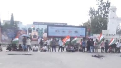 Several shopowners and some administrative and police personnel who tried to disperse the protesters were injured in the clash.