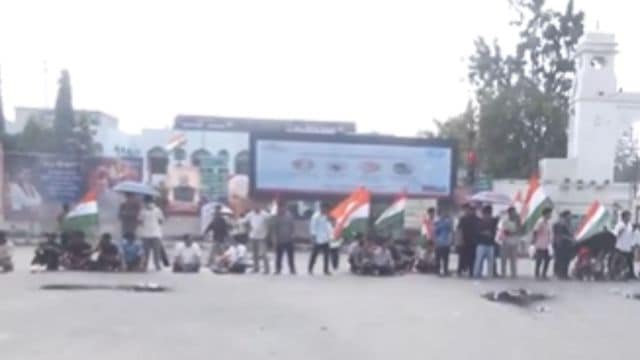 Several shopowners and some administrative and police personnel who tried to disperse the protesters were injured in the clash.