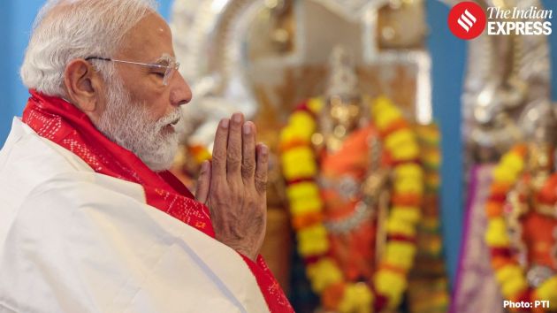 The Prime Minister offers prayers at the Mahasamadhi of Sri Sathya Sai Baba
