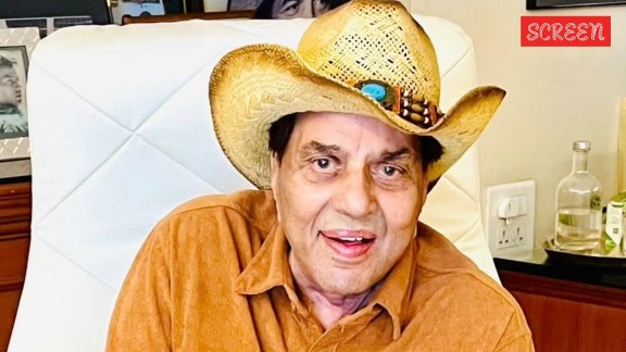 While the Padma Bhushan awardee Dharmendra would have received a funeral with full state honours, the Deol family gave a private farewell to their beloved patriarch.
