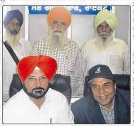 Dharmendra at the revenue office in Raikot when he had gifted his land to his cousins. 