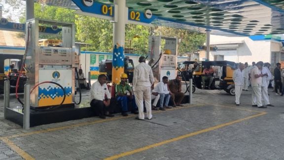 The disruption followed damage to a GAIL pipeline inside the RCF compound, which cut off the supply to Mahanagar Gas Limited (MGL)'s City Gate Station in Wadala, a key point feeding CNG to Mumbai, Thane, and Navi Mumbai. (File Photo)