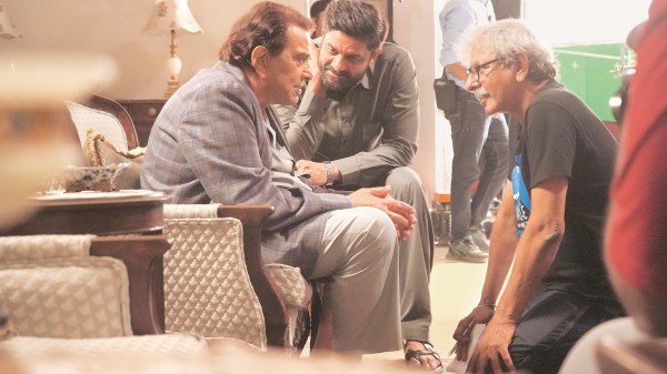 Dharmendra with Sriram Raghavan and co-actor Jaideep Ahlawat on the sets of Ikkis