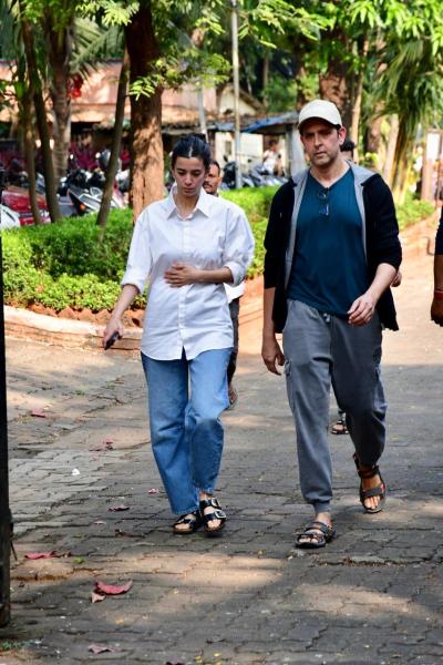 Hrithik Roshan attends Zarine Khan's funeral with Saba Azad