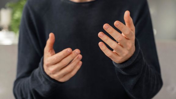 Hand gestures, such as physically designating an object described verbally, are examples of highlighters. Highlighters had little to no impact, along with haphazard gestures, the study said. (Image: Freepik)