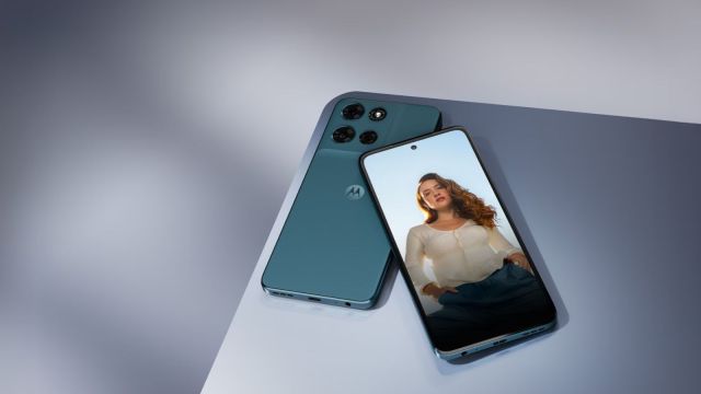 Both Moto G and Moto G Play feature a display with a refresh rate ranging from at least 60 Hz to as much as 120 Hz, though the actual rate varies. Both devices offer 5G support with a compatible plan and network coverage in select areas. (Image: Motorola)