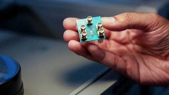 The MNN chip leverages analogue waves in the microwave range of the electromagnetic spectrum within an AI neural network, generating a distinctive comb-like waveform pattern. (Image: Charissa King-O’Brien/Cornell Engineering)