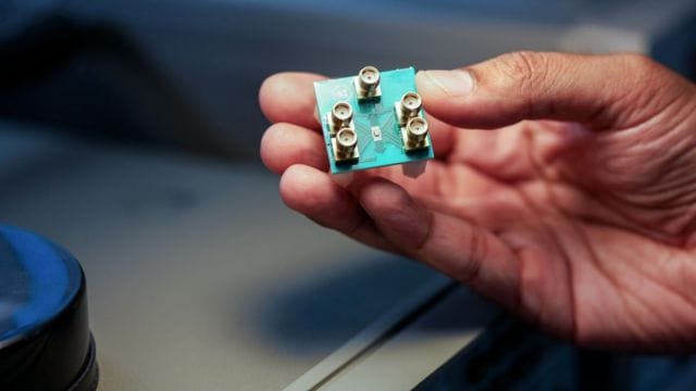 The MNN chip leverages analogue waves in the microwave range of the electromagnetic spectrum within an AI neural network, generating a distinctive comb-like waveform pattern. (Image: Charissa King-O’Brien/Cornell Engineering)