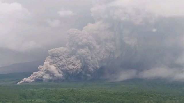 In this photo released by the Geological Agency (Badan Geologi) of Indonesia's Ministry of Energy and Mineral Resources, Mount Semeru releases volcanic materials during an eruption in Lumajang, East Java, Indonesia, Wednesday, Nov. 19, 2025. (Badan Geologi via AP)