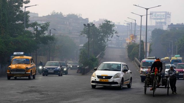 Traffic move in early morning fog, in Kolkata, West Bengal India, Sunday, Nov. 23, 2025. (AP Photo/Bikas Das)