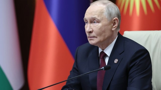 Russia will achieve its goals by force unless Ukraine withdraws, says Vladimir Putin, as peace efforts continue