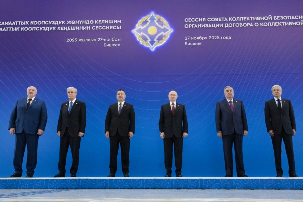 Russia will achieve its goals by force unless Ukraine withdraws, says Vladimir Putin, as peace efforts continue