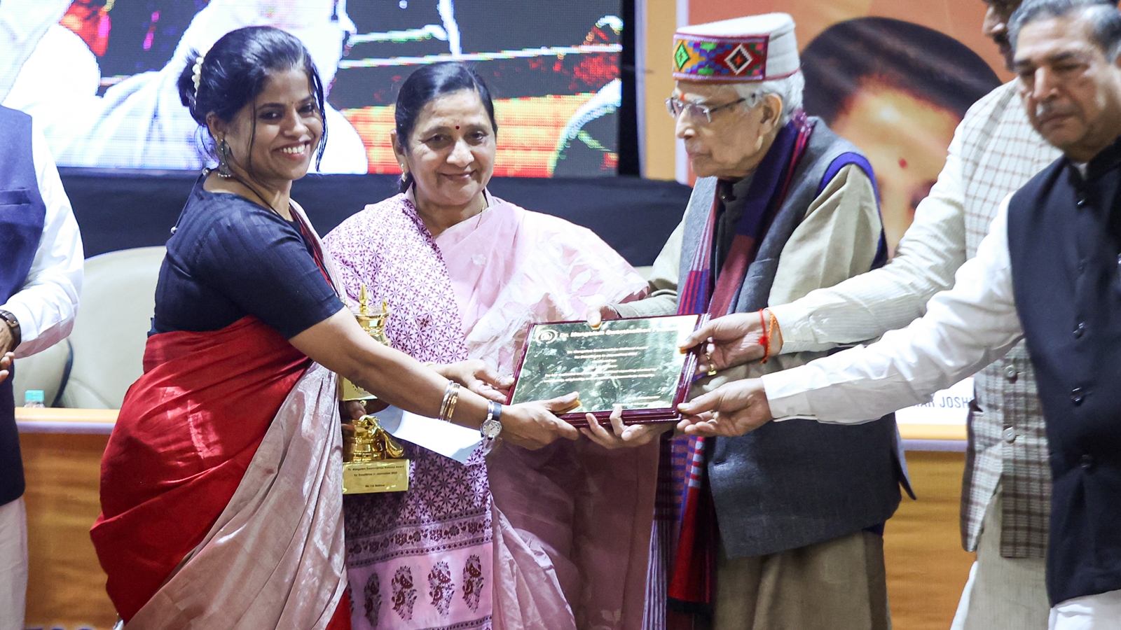 Indian Express Journalist Wins Award