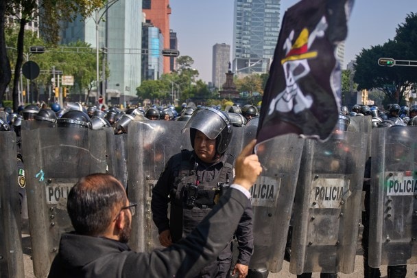 इस सप्ताह दुनिया | शेख हसीना को मौत की सजा, डोनाल्ड ट्रम्प की रूस-यूक्रेन शांति योजना, और मेक्सिको में जेन जेड विरोध प्रदर्शन