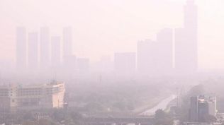 Poor air quality in the Gautam Buddha Nagar district, Noida and Greater Noida schools are mandated to shift to hybrid and online classes from December 14. (File)