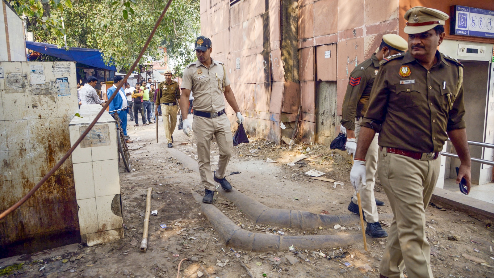 2 men held within hours of snatching; stolen mobile phone, Aadhaar card recovered