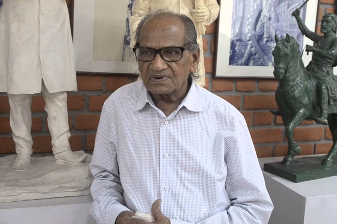 Born in a humble family in Gondur village under the Dhule district of present-day Maharashtra on February 19, 1925, Sutar is known to have been drawn to sculpting from his childhood.