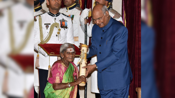 Saalumarada Thimmakka while receiving Padma Shri award from President Ram Nath Kovind
