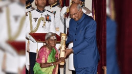 Saalumarada Thimmakka while receiving Padma Shri award from President Ram Nath Kovind