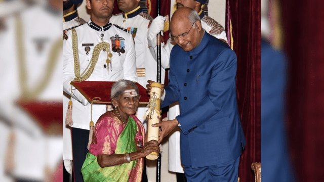 Saalumarada Thimmakka while receiving Padma Shri award from President Ram Nath Kovind