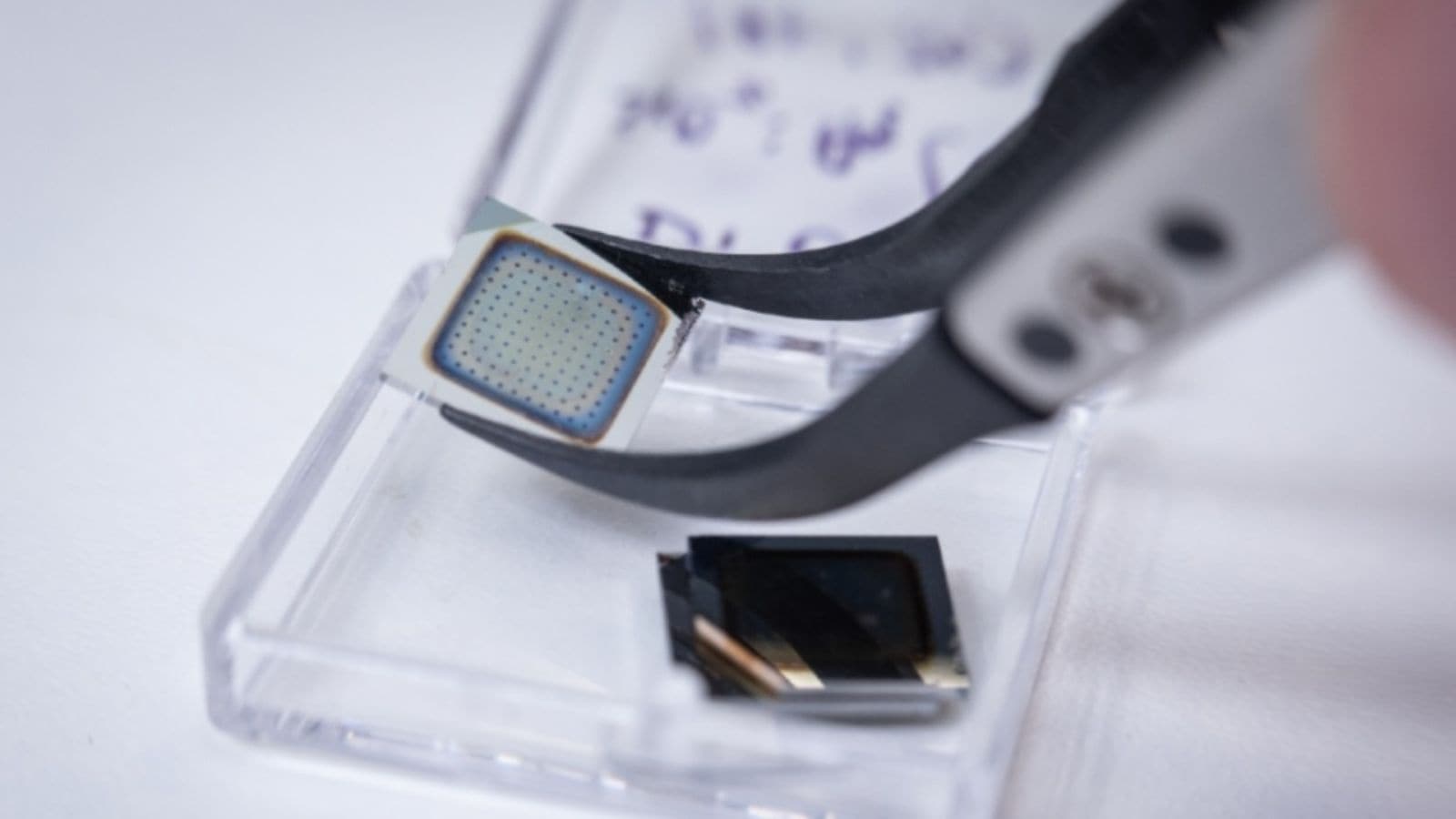 New artificial neuron uses electrical pulses to process information in a brain-like manner