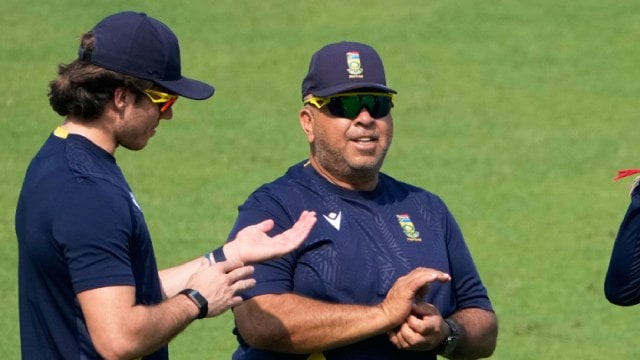 South Africa coach Chief coach Shukri Conrad, center, have discussions with Kesav Maharaj, right and another during the practice session ahead of the first test match between India and South Africa, in Kolkata, India, Wednesday, Nov. 12, 2025. (AP Photo)