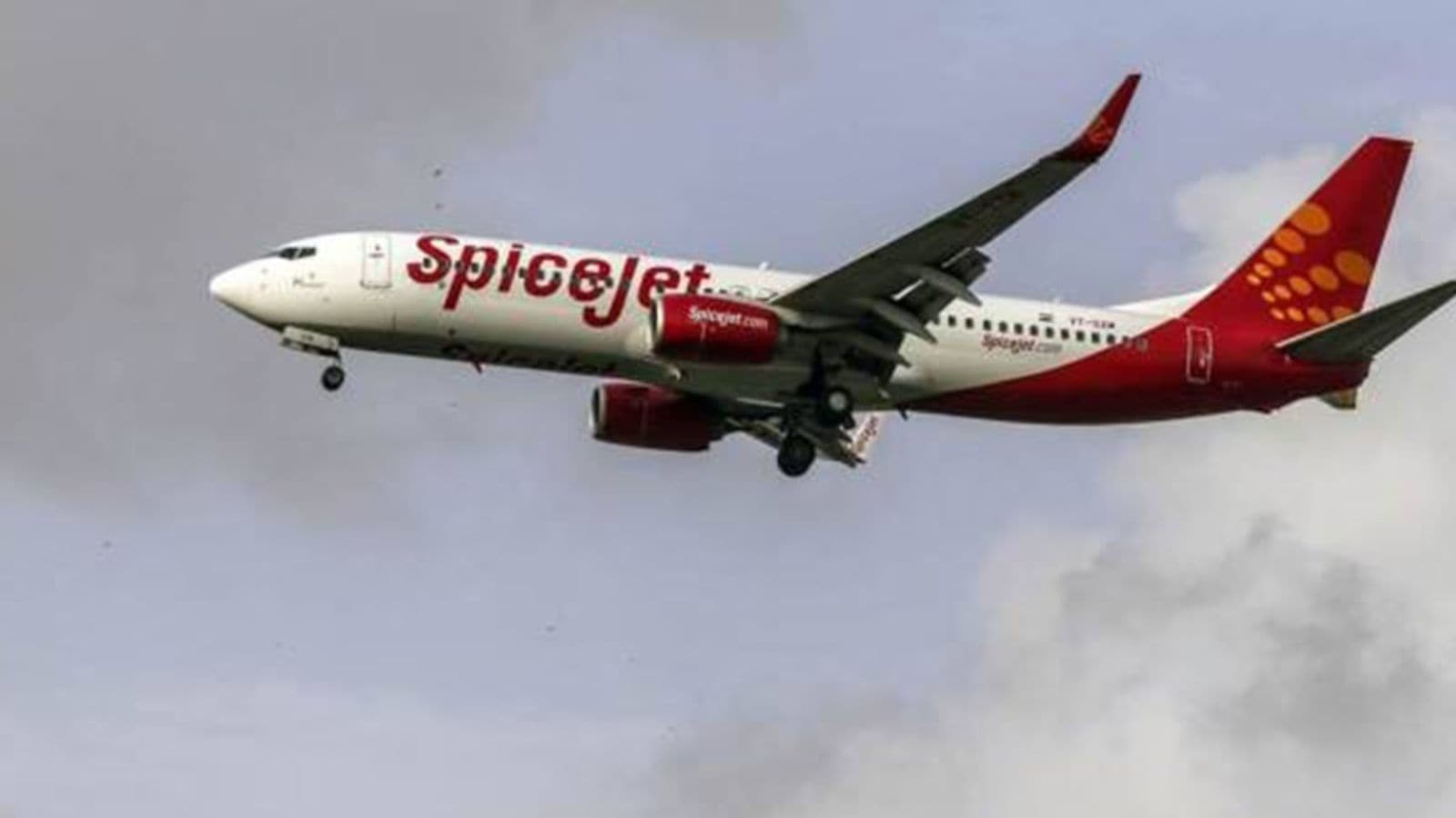 SpiceJet flight from Mumbai makes emergency landing in Kolkata after mid-air engine snag