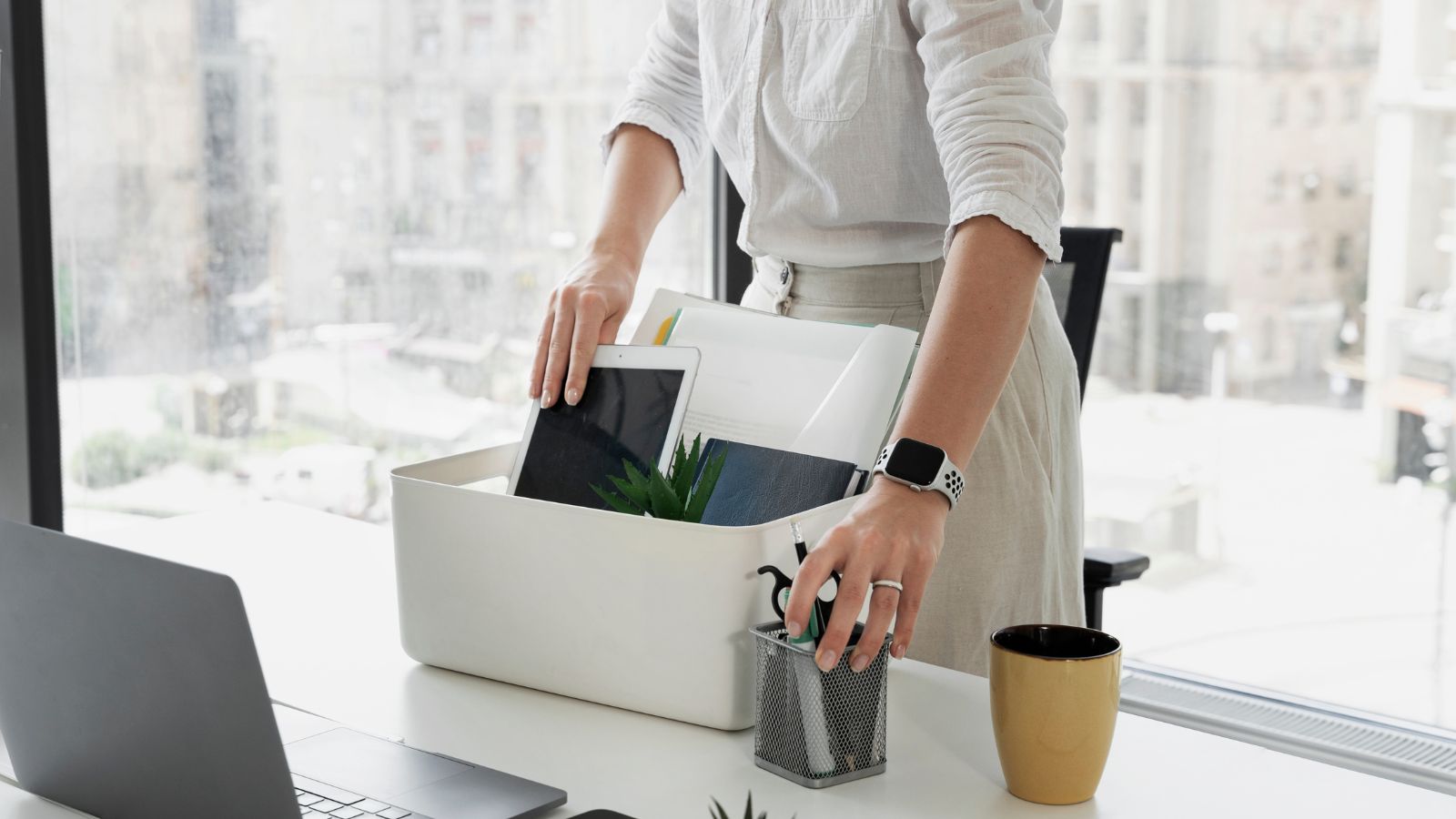 Fresh layoffs at HP and Apple highlight ongoing cost-cutting across the tech sector. (Image: FreePik)