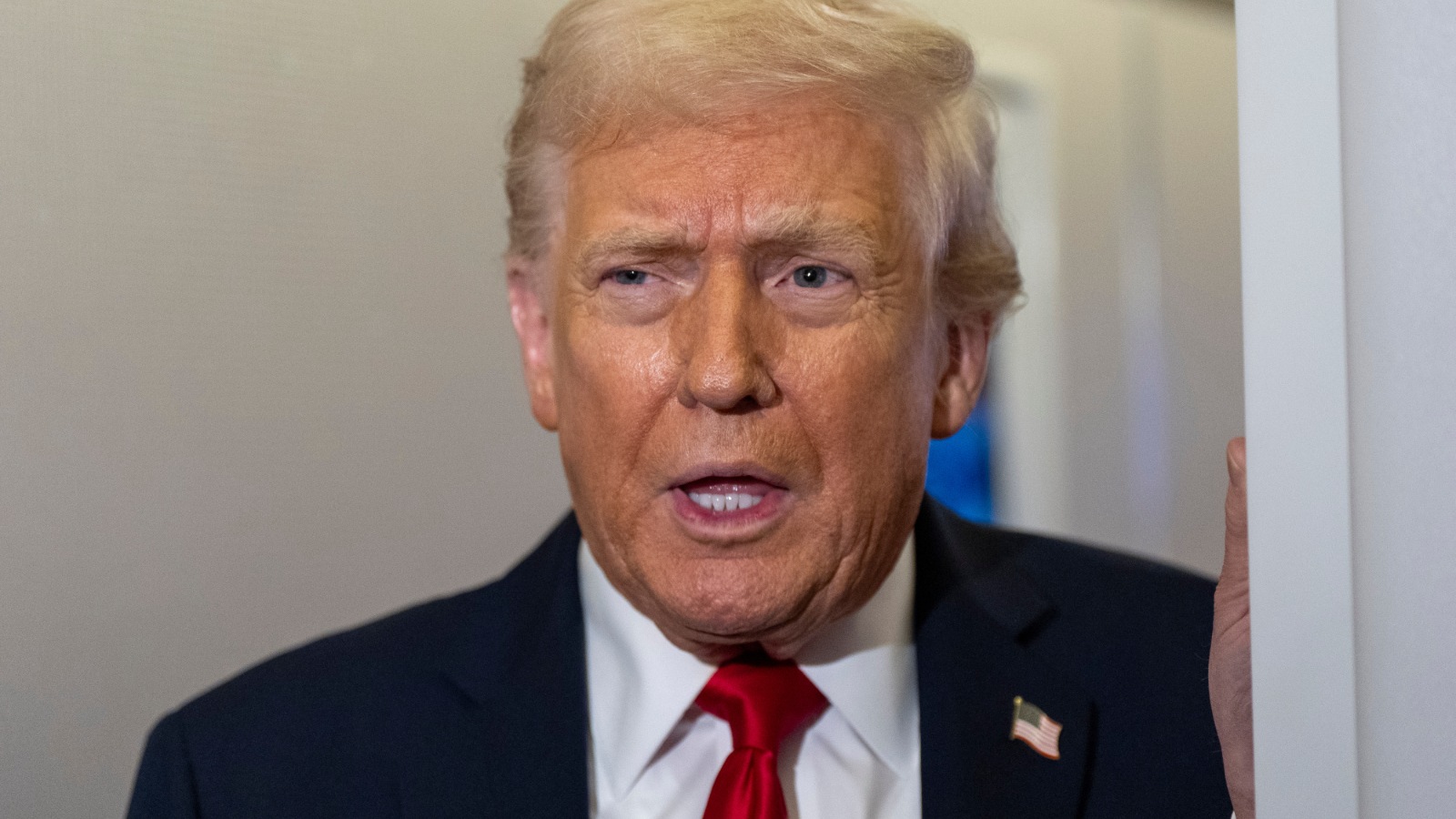 US stops immigration requests from Afghans after National Guard shooting / Donald Trump