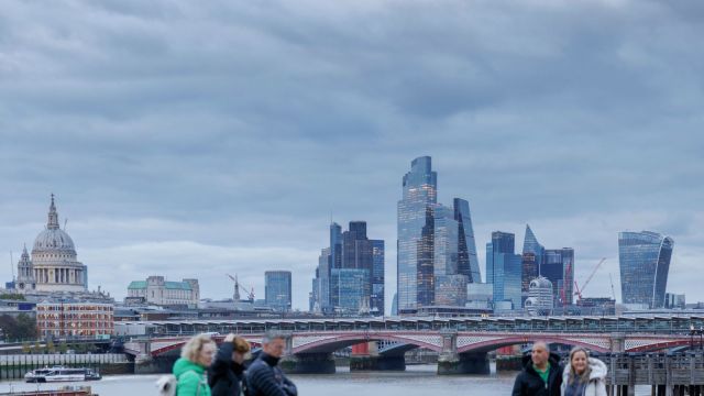 FILE – Tourists on the South Bank of the River Thames in London, Oct. 17, 2025. The British government announced plans on Thursday, Nov. 20, to extend the time required for legal immigrants to be granted permanent residency, saying foreign workers would have to “earn” the right to remain in the country indefinitely. (Jeremie Souteyrat/The New York Times)