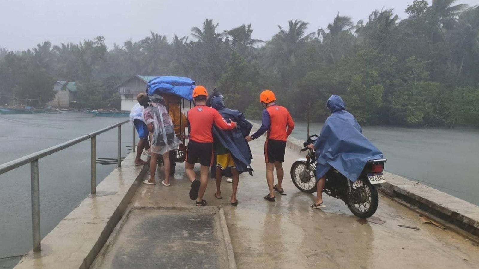 At least 2 dead as super typhoon Fung-wong nears landfall in the Philippines