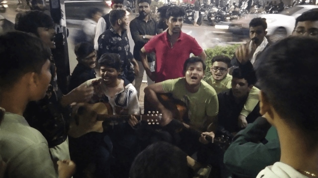 FC Road in Pune transforms into a vibrant hub on weekend nights as street jamming becomes a beloved subculture. (Express Photo)