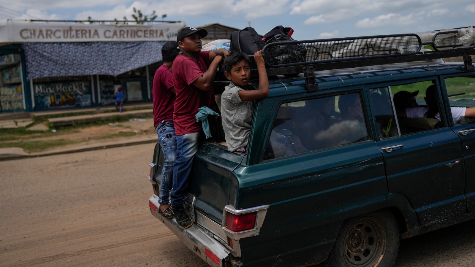 Venezuela raises military alert and prepares for a guerrilla response as the US aircraft carrier USS Gerald R. Ford enters Latin American waters | World news