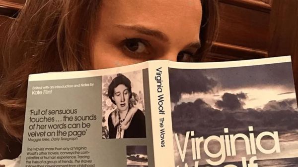 Natalie Portman posing with Virginia Woolf