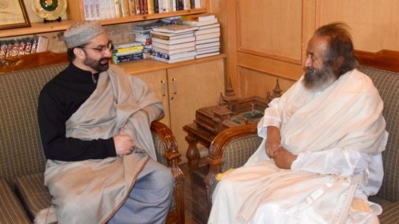 Sri Sri Ravi Shankar Mirwaiz meet, Sri Sri Ravi Shankar Mirwaiz meet in Srinagar, Srinagar, Mirwaiz Umar Farooq, Indian express news, current affairs