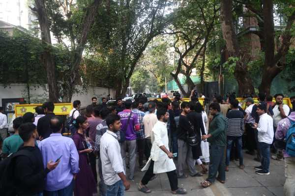 The crowd spilled onto the streets, making it difficult for vehicles to pass. 