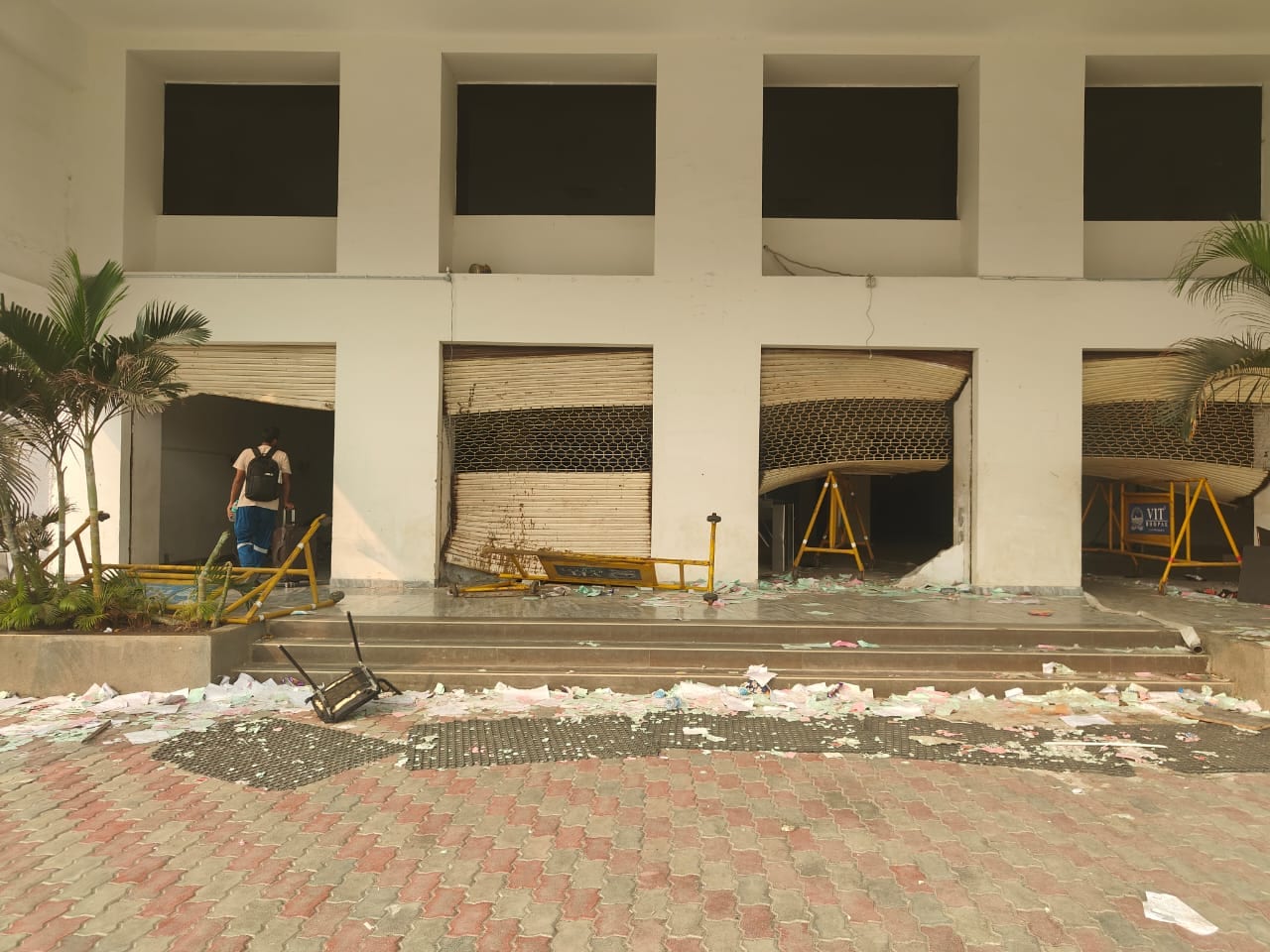 Protestas en la Universidad VIT de Bhopal, brote de ictericia en Madhya Pradesh, problemas de higiene en el campus, protestas estudiantiles India, seguridad del agua en la universidad, noticias sobre violencia en el campus, preocupaciones sobre la seguridad en la educación superior, crisis de salud estudiantil en Madhya Pradesh, daños a la propiedad universitaria, medidas de seguridad en el campus