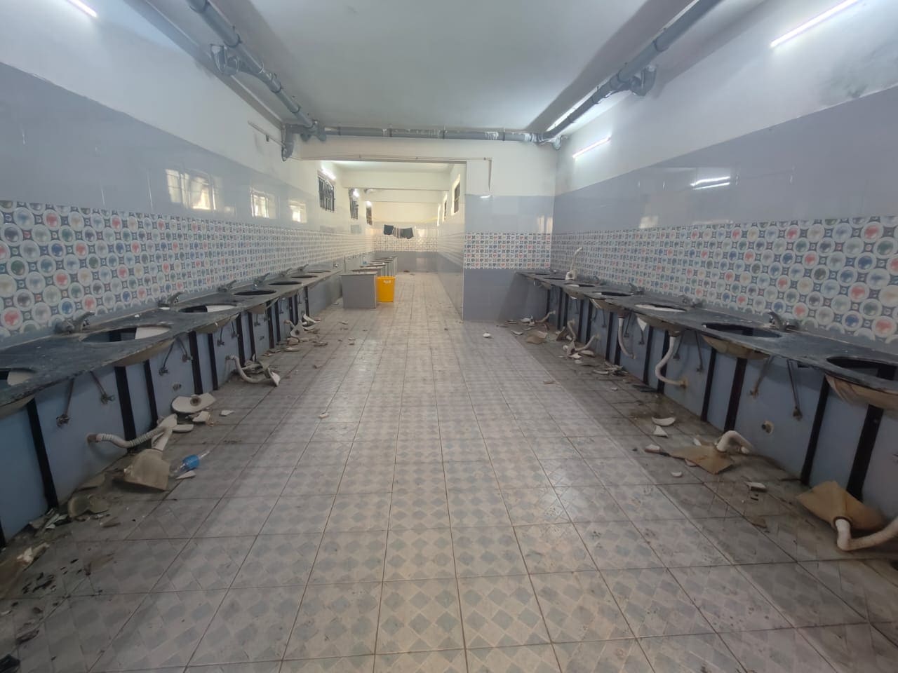 Protestas en la Universidad VIT de Bhopal, brote de ictericia en Madhya Pradesh, problemas de higiene en el campus, protestas estudiantiles India, seguridad del agua en la universidad, noticias sobre violencia en el campus, preocupaciones sobre la seguridad en la educación superior, crisis de salud estudiantil en Madhya Pradesh, daños a la propiedad universitaria, medidas de seguridad en el campus