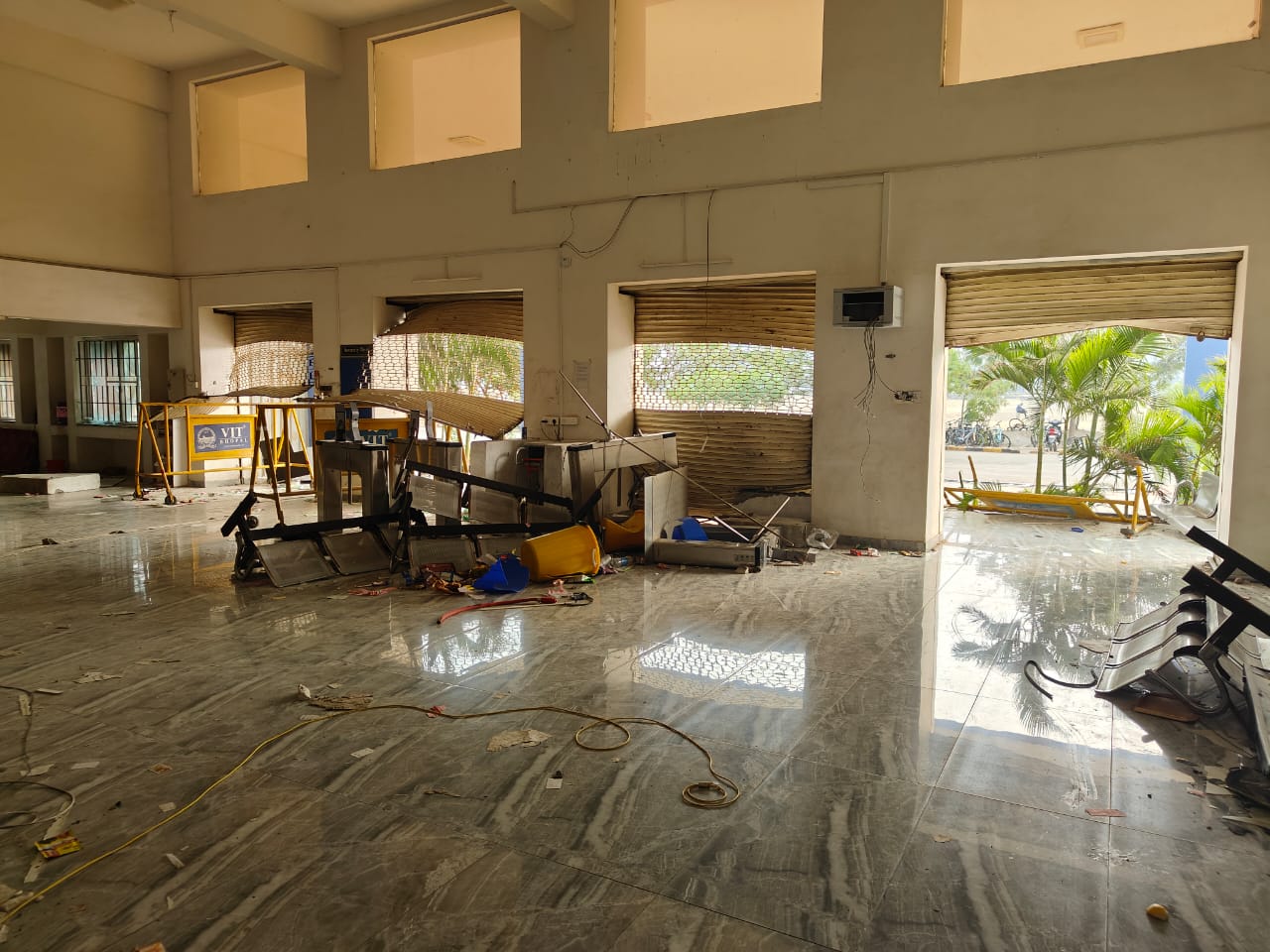 Protestas en la Universidad VIT de Bhopal, brote de ictericia en Madhya Pradesh, problemas de higiene en el campus, protestas estudiantiles India, seguridad del agua en la universidad, noticias sobre violencia en el campus, preocupaciones sobre la seguridad en la educación superior, crisis de salud estudiantil en Madhya Pradesh, daños a la propiedad universitaria, medidas de seguridad en el campus