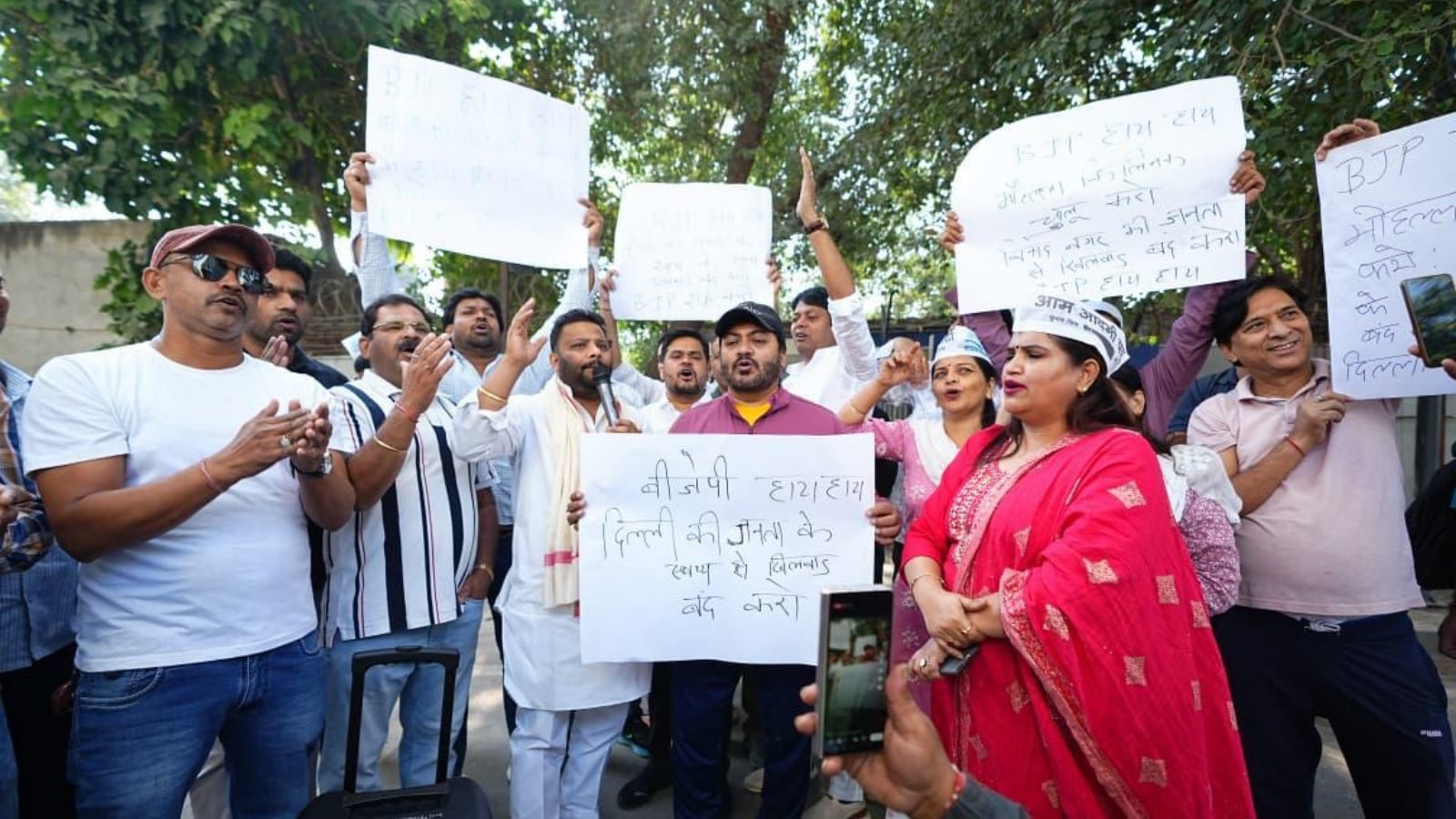 AAP stages protest against Delhi govt over closure of mohalla clinics