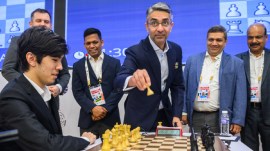 India’s first individual gold medallist, Abhinav Bindra, makes the ceremonial first move in the FIDE World Cup final in Goa. (PHOTO: Michal Walusza)