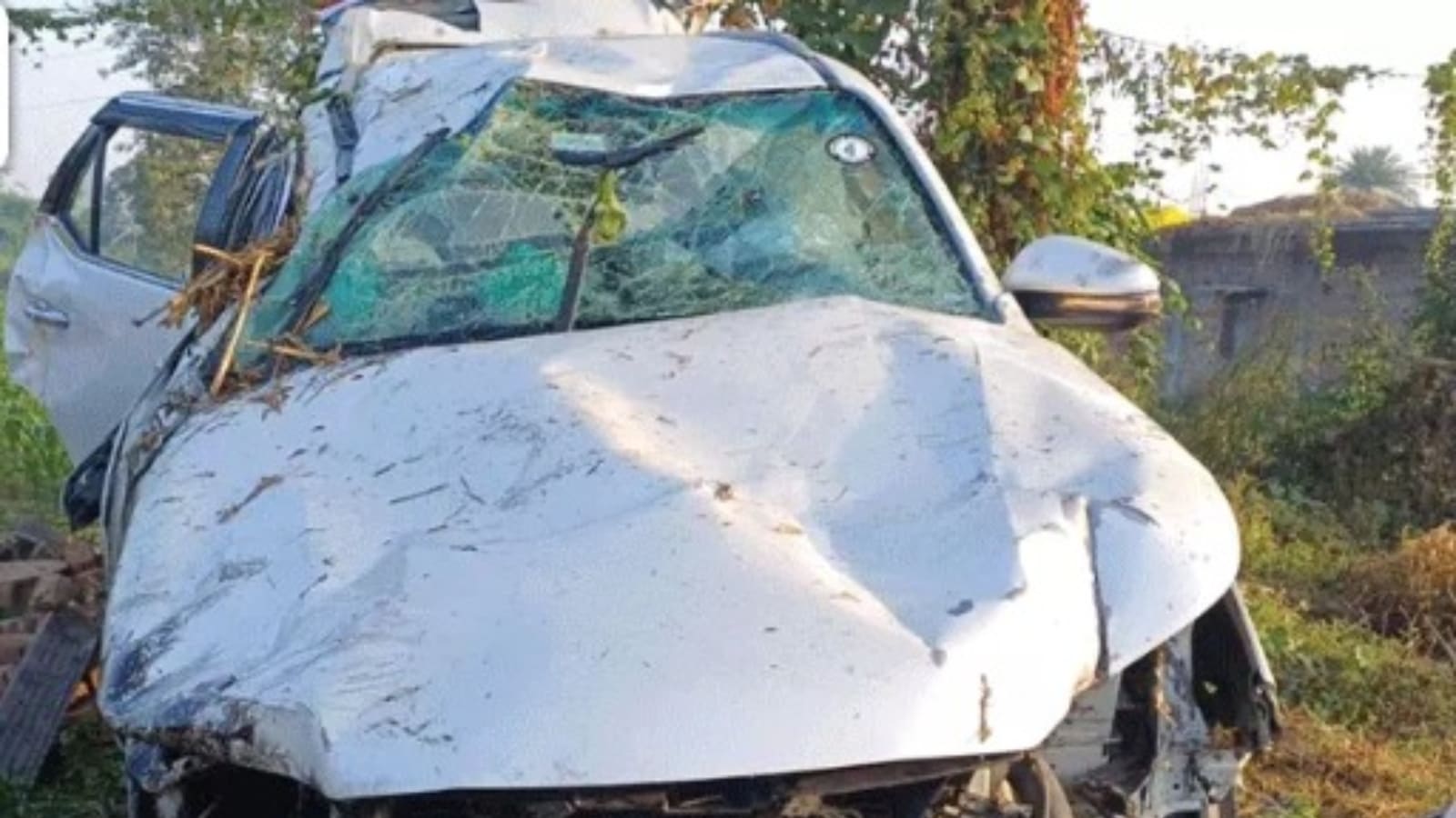 Family of 5 injured after SUV jumps over highway barrier in Gujarat