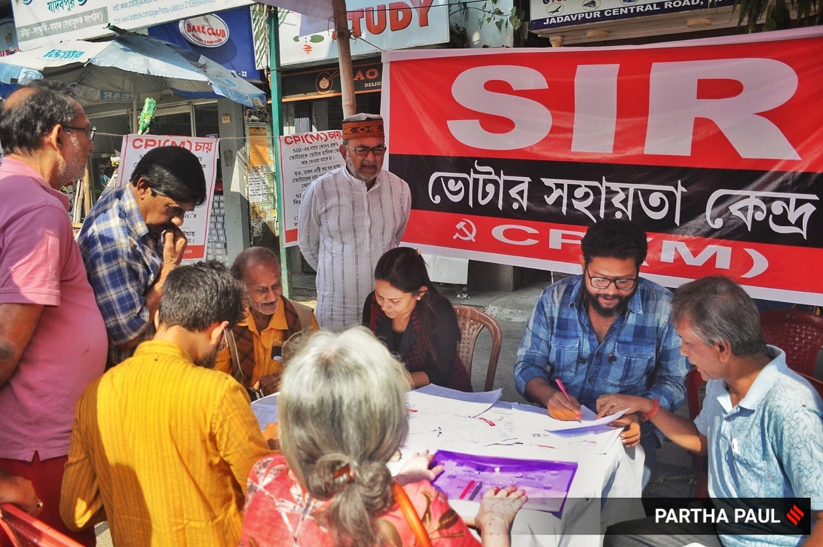 Former CPI(M) MP and former Mayor of Kolkata, Bikash Ranjan Bhattacharyya, visits the SIR Help Desk camps organized by CPI(M) in Jadavpur 