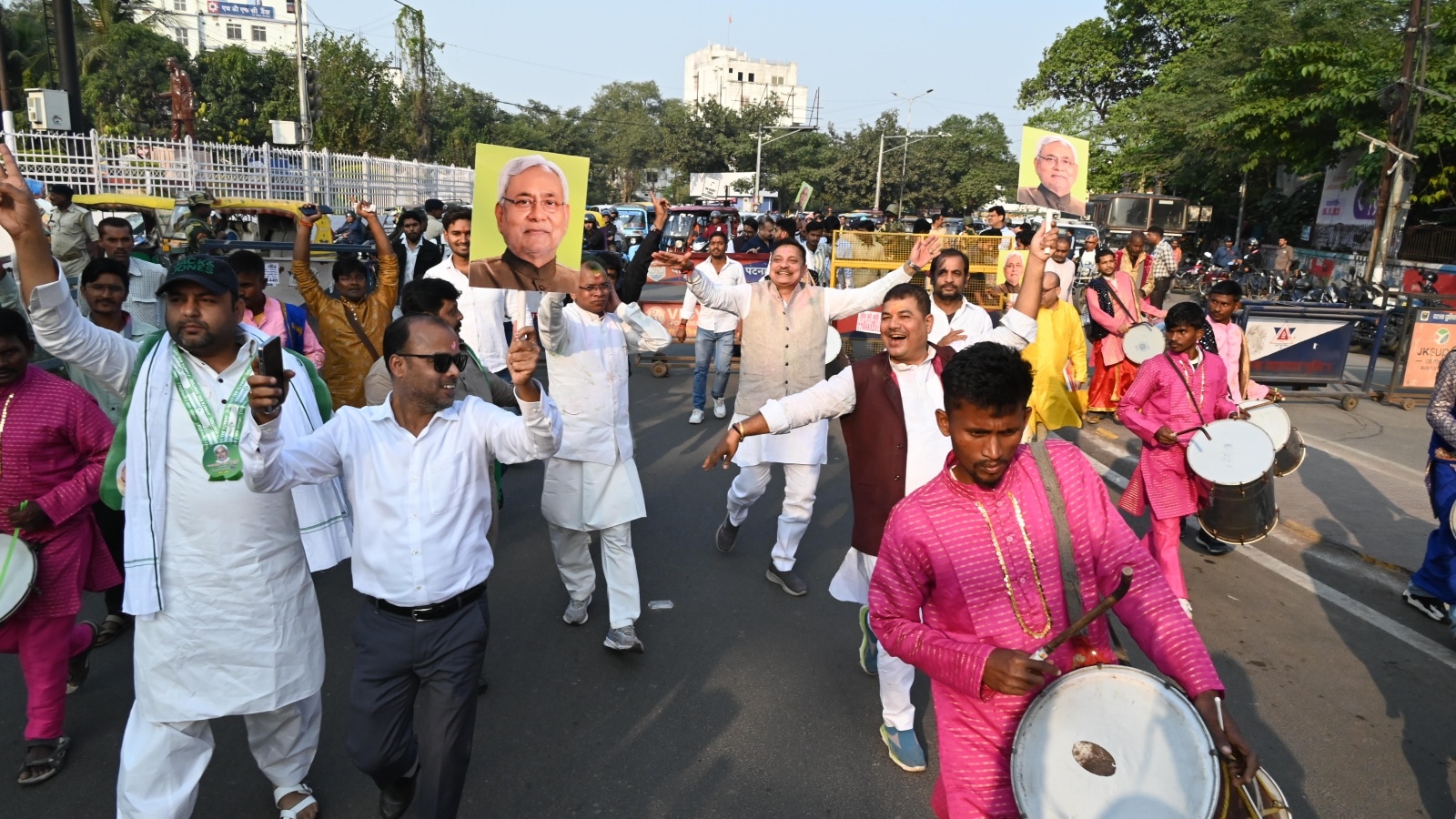 At Patna Ground Zero, a road separates victory and defeat: Celebrations in JD(U) & BJP offices, silence at RJD headquarters