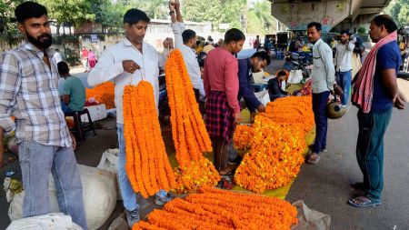Patna, Nov 13 (ANI): Vendor sells flower garlands on the eve of Bihar assembly election result, in Patna on Thursday. (ANI Photo)