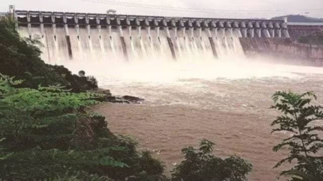 Ukai Dam officials stated that 541.467 million units of power was generated through the discharge of 9725.95 MCM.