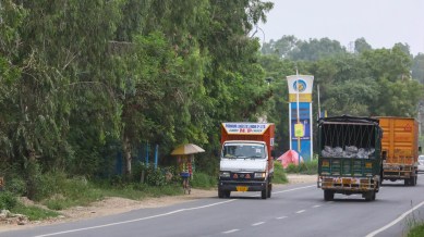 delhi flyover accident