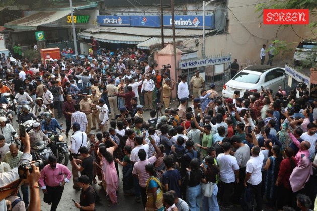 A large crowd of fans and well-wishers gathered to pay final respects to legendary Bollywood actor Dharmendra, 89, at the Pawan Hans Crematorium in Vile Parle.